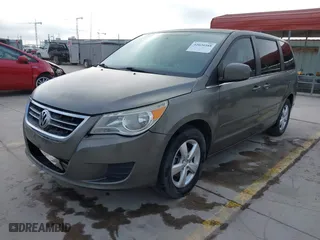 2010 Volkswagen Routan SE with VIN 2V4RW3D1XAR407847, listed as a IAAI auction lot 42020588 with 233,095 mi miles. Bid and sale history available at carsss.com. Image 17.