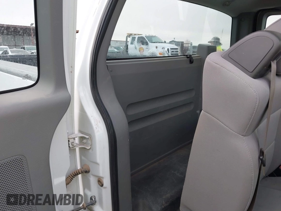 2005 Ford F-150 XL with VIN 1FTRF12295NA49962, listed as a IAAI auction lot 41940905 with 105,922 mi miles. Bid and sale history available at carsss.com. Image 8.