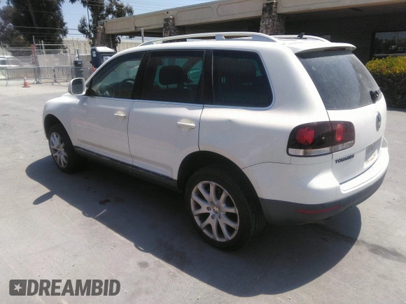 2008 Volkswagen Touareg V6 z VIN WVGBE77L38D033206, wystawiony jako IAAI lot #41903936 z przebiegiem Nie podano mil oraz . Historia ofert i sprzedaży dostępna na DreamBid. Obrazek 3.