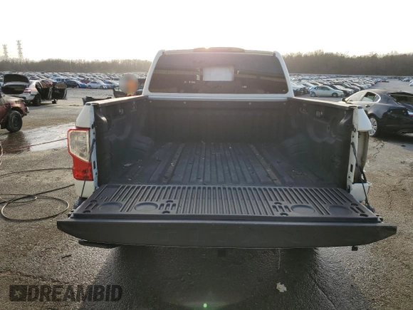 2017 Nissan Titan SV z VIN 1N6AA1E53HN537209, wystawiony jako Copart lot #82431934 z przebiegiem 119 148 mil mil oraz Szkoda całkowita • Salvage title. Historia ofert i sprzedaży dostępna na DreamBid. Obrazek 6.