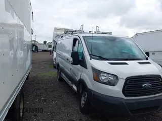 2017 Ford Transit z VIN 1FTYR1YM0HKB19298, wystawiony jako IAAI lot #42245871 z przebiegiem Nie podano mil oraz . Historia ofert i sprzedaży dostępna na DreamBid. Obrazek 1.
