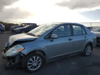 2009 Nissan Versa S z VIN 3N1BC11E49L491482, wystawiony jako Copart lot #46749315 z przebiegiem 97 529 mil mil oraz Szkoda całkowita • Salvage title. Historia ofert i sprzedaży dostępna na DreamBid. Obrazek 1.