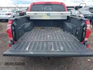 2006 Toyota Tacoma z VIN 3TMLU42N76M006045, wystawiony jako IAAI lot #42225263 z przebiegiem 161 068 mil mil oraz . Historia ofert i sprzedaży dostępna na DreamBid. Obrazek 17.
