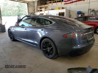 2018 Tesla Model S 75D z VIN 5YJSA1E28JF281649, wystawiony jako Copart lot #62399185 z przebiegiem 93 792 mil mil oraz Szkoda całkowita • Salvage title. Historia ofert i sprzedaży dostępna na DreamBid. Obrazek 2.