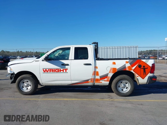 2023 Ram 1500 Tradesman z VIN 1C6RR6FG0PS522900, wystawiony jako IAAI lot #41573571 z przebiegiem 45 128 mil mil oraz . Historia ofert i sprzedaży dostępna na DreamBid. Obrazek 14.