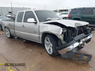 2005 Chevrolet Silverado 1500 Work Truck with VIN 1GCEC19X35Z202451, listed as a IAAI auction lot 41019154 with 279,898 mi miles. Bid and sale history available at carsss.com. Image 1.