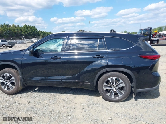 2022 Toyota Highlander XLE with VIN 5TDGZRBH1NS240125, listed as a IAAI auction lot 40176703 with 24,833 mi miles. Bid and sale history available at carsss.com. Image 14.