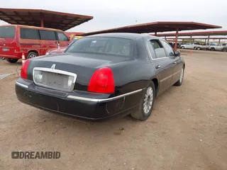 2008 Lincoln Town Car z VIN 2LNHM85WX8X636193, wystawiony jako IAAI lot #41916910 z przebiegiem Nie podano mil oraz . Historia ofert i sprzedaży dostępna na DreamBid. Obrazek 4.