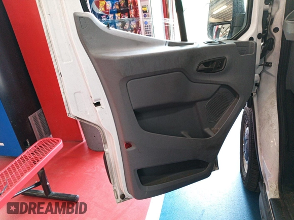 2018 Ford Transit z VIN 1FTYE1CM6JKB35871, wystawiony jako IAAI lot #42737736 z przebiegiem 199 396 mil mil oraz . Historia ofert i sprzedaży dostępna na DreamBid. Obrazek 6.