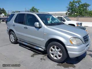 2000 Mercedes-Benz M-Class with VIN 4JGAB72E4YA166927, listed as a IAAI auction lot 42081618 with 277,078 mi miles. Bid and sale history available at carsss.com. Image 1.