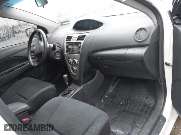 2009 Toyota Yaris z VIN JTDBT903594059923, wystawiony jako IAAI lot #41520883 z przebiegiem 141 366 mil mil oraz . Historia ofert i sprzedaży dostępna na DreamBid. Obrazek 5.
