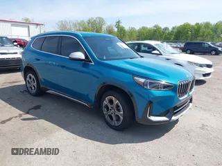 2023 BMW X1 xDrive28i z VIN WBX73EF00P5W52935, wystawiony jako IAAI lot #42221084 z przebiegiem 16 394 mil mil oraz . Historia ofert i sprzedaży dostępna na DreamBid. Obrazek 1.