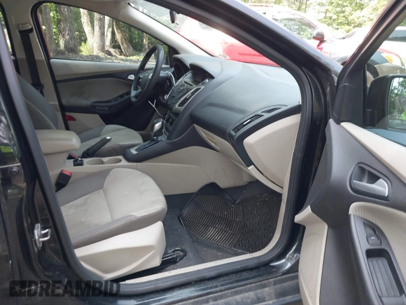 2014 Ford Focus SE z VIN 1FADP3K23EL284216, wystawiony jako IAAI lot #42489699 z przebiegiem 139 127 mil mil oraz . Historia ofert i sprzedaży dostępna na DreamBid. Obrazek 5.