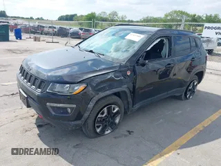 2017 Jeep Compass Trailhawk z VIN 3C4NJDDB6HT631047, wystawiony jako IAAI lot #42457508 z przebiegiem 59 414 mil mil oraz . Historia ofert i sprzedaży dostępna na DreamBid. Obrazek 17.