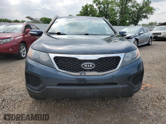 2013 Kia Sorento LX z VIN 5XYKTCA6XDG329602, wystawiony jako Copart lot #60485825 z przebiegiem 170 926 mil mil oraz Czysty tytuł • Clean title. Historia ofert i sprzedaży dostępna na DreamBid. Obrazek 5.