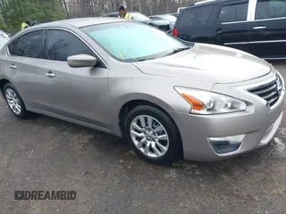 2013 Nissan Altima SV with VIN 1N4AL3AP8DN527033, listed as a IAAI auction lot 41915159 with 224,104 mi miles and . Bid and sale history available at carsss.com. Image 1.