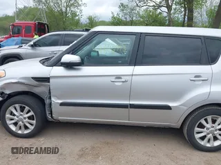2013 Kia Soul + z VIN KNDJT2A63D7761273, wystawiony jako IAAI lot #42166793 z przebiegiem 134 647 mil mil oraz . Historia ofert i sprzedaży dostępna na DreamBid. Obrazek 14.