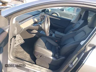 2024 Tesla Model Y Long Range z VIN 7SAYGDEE7RA300756, wystawiony jako IAAI lot #41922910 z przebiegiem 4 262 mil mil oraz . Historia ofert i sprzedaży dostępna na DreamBid. Obrazek 5.