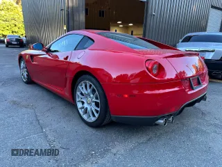 2007 Ferrari 599 z VIN ZFFFC60A870153007, wystawiony jako Copart lot #75542144 z przebiegiem 13 264 mil mil oraz Tytuł czysty. Historia ofert i sprzedaży dostępna na DreamBid. Obrazek 3.