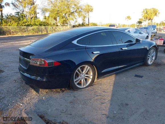 2013 Tesla Model S with VIN 5YJSA1DN9DFP06165, listed as a IAAI auction lot 40920844 with 181,342 mi miles. Bid and sale history available at carsss.com. Image 4.