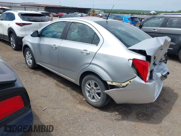 2014 Chevrolet Sonic LT z VIN 1G1JC5SH9E4159913, wystawiony jako IAAI lot #42253329 z przebiegiem 156 333 mil mil oraz . Historia ofert i sprzedaży dostępna na DreamBid. Obrazek 3.