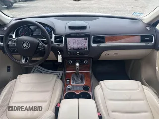 2013 Volkswagen Touareg Lux z VIN WVGEF9BP3DD005660, wystawiony jako IAAI lot #42463361 z przebiegiem 145 056 mil mil oraz . Historia ofert i sprzedaży dostępna na DreamBid. Obrazek 6.