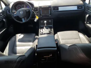 2014 Volkswagen Touareg Sport with VIN WVGEF9BP8ED005445, listed as a Copart auction lot 53694215 with 194,711 mi miles and Salvage Title. Bid and sale history available at DreamBid. Image 8.