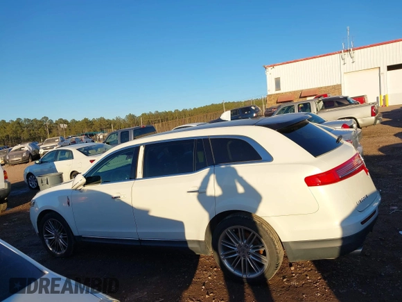 2014 Lincoln MKT EcoBoost z VIN 2LMHJ5AT4EBL52249, wystawiony jako IAAI lot #41347712 z przebiegiem 110 370 mil mil oraz . Historia ofert i sprzedaży dostępna na DreamBid. Obrazek 14.