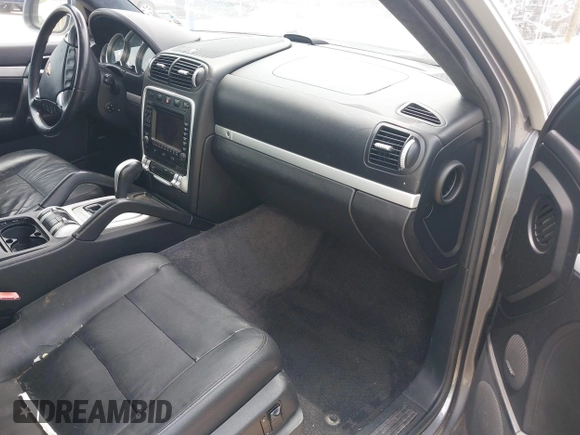 2005 Porsche Cayenne Turbo z VIN WP1AC29P25LA90019, wystawiony jako IAAI lot #42295764 z przebiegiem 164 927 mil mil oraz . Historia ofert i sprzedaży dostępna na DreamBid. Obrazek 5.