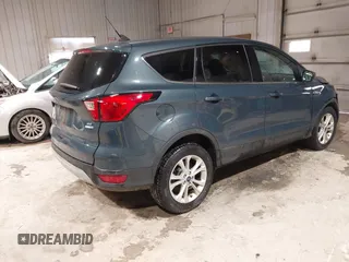 2019 Ford Escape SE z VIN 1FMCU9GDXKUA54699, wystawiony jako IAAI lot #41667188 z przebiegiem 127 376 mil mil oraz . Historia ofert i sprzedaży dostępna na DreamBid. Obrazek 4.