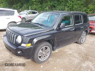 2008 Jeep Patriot Sport z VIN 1J8FT28W18D732298, wystawiony jako IAAI lot #42541347 z przebiegiem 121 615 mil mil oraz . Historia ofert i sprzedaży dostępna na DreamBid. Obrazek 2.
