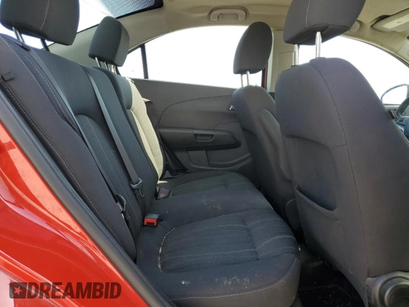 2018 Chevrolet Sonic LT z VIN 1G1JD5SH5J4106052, wystawiony jako Copart lot #52607635 z przebiegiem 83 110 mil mil oraz Szkoda całkowita • Salvage title. Historia ofert i sprzedaży dostępna na DreamBid. Obrazek 10.