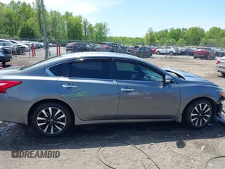 2017 Nissan Altima SV z VIN 1N4AL3AP6HC498990, wystawiony jako IAAI lot #42095268 z przebiegiem 105 253 mil mil oraz . Historia ofert i sprzedaży dostępna na DreamBid. Obrazek 12.