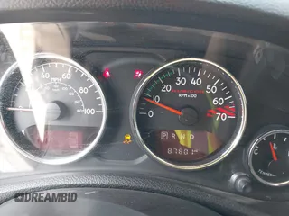 2015 Jeep Wrangler Unlimited Rubicon z VIN 1C4BJWFG1FL544883, wystawiony jako IAAI lot #42838891 z przebiegiem 87 801 mil mil oraz . Historia ofert i sprzedaży dostępna na DreamBid. Obrazek 7.