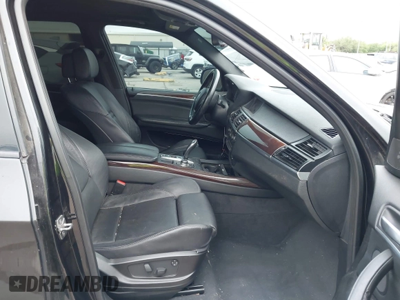 2010 BMW X5 z VIN 5UXFE8C52AL311929, wystawiony jako IAAI lot #42029162 z przebiegiem 182 369 mil mil oraz . Historia ofert i sprzedaży dostępna na DreamBid. Obrazek 5.