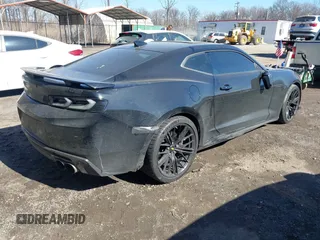 2018 Chevrolet Camaro 2SS z VIN 1G1FG1R77J0170121, wystawiony jako IAAI lot #41757301 z przebiegiem 39 795 mil mil oraz . Historia ofert i sprzedaży dostępna na DreamBid. Obrazek 4.