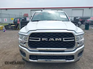 2024 Ram 2500 Big Horn z VIN 3C6UR5DL0RG154118, wystawiony jako IAAI lot #42427743 z przebiegiem 65 535 mil mil oraz . Historia ofert i sprzedaży dostępna na DreamBid. Obrazek 12.