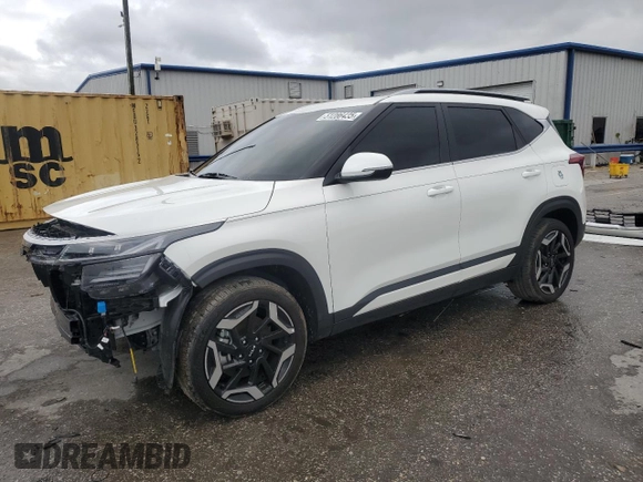 2024 Kia Seltos SX z VIN KNDETCA71R7553593, wystawiony jako Copart lot #51286435 z przebiegiem 23 644 mil mil oraz Szkoda całkowita • Salvage title. Historia ofert i sprzedaży dostępna na DreamBid. Obrazek 1.