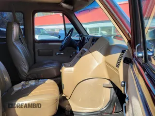 1994 GMC Rally z VIN 1GJGG39K6RF527981, wystawiony jako Copart lot #50758635 z przebiegiem 159 751 mil mil oraz Tytuł czysty. Historia ofert i sprzedaży dostępna na DreamBid. Obrazek 5.