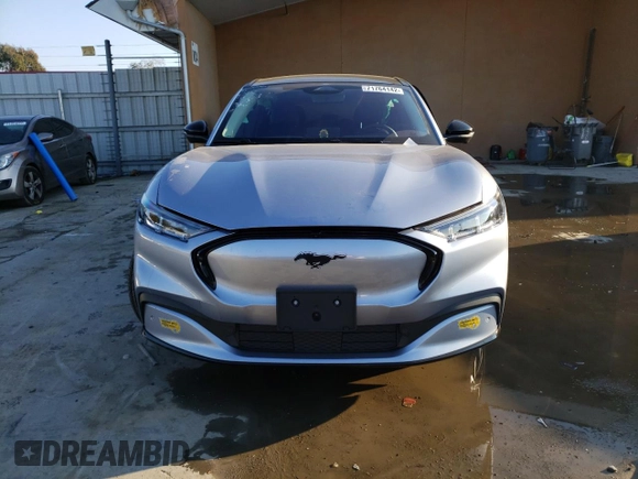 2022 Ford Mustang Mach-E Premium z VIN 3FMTK3SU7NMA29956, wystawiony jako Copart lot #71764142 z przebiegiem 1 863 mil mil oraz . Historia ofert i sprzedaży dostępna na DreamBid. Obrazek 5.