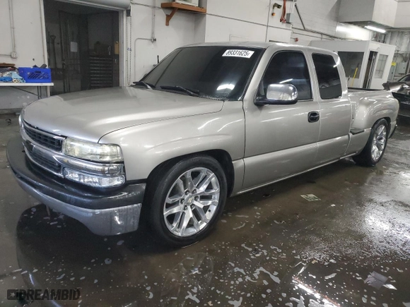 2000 Chevrolet Silverado 1500 LS with VIN 2GCEC19T8Y1166508, listed as a Copart auction lot 89331625 with 177,332 mi miles and Salvage Title. Bid and sale history available at carsss.com. Image 1.
