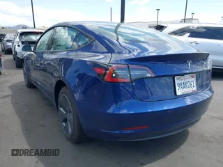 2022 Tesla Model 3 Long Range z VIN 5YJ3E1EBXNF168686, wystawiony jako IAAI lot #41933028 z przebiegiem 57 482 mil mil oraz . Historia ofert i sprzedaży dostępna na DreamBid. Obrazek 3.