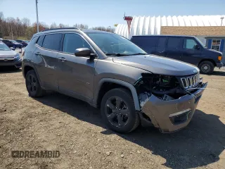 2018 Jeep Compass Latitude z VIN 3C4NJDBB5JT303871, wystawiony jako Copart lot #53881965 z przebiegiem 130 061 mil mil oraz Szkoda całkowita • Salvage title. Historia ofert i sprzedaży dostępna na DreamBid. Obrazek 4.
