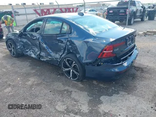 2024 Volvo S60 Plus Dark Theme z VIN 7JRL12TLXRG294640, wystawiony jako IAAI lot #42207466 z przebiegiem 23 304 mil mil oraz . Historia ofert i sprzedaży dostępna na DreamBid. Obrazek 3.