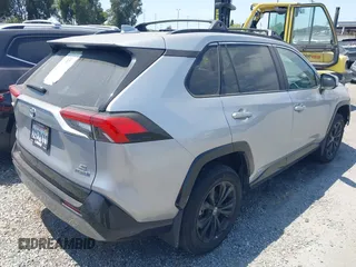 2022 Toyota RAV4 Hybrid SE z VIN 4T3T6RFV9NU070229, wystawiony jako IAAI lot #42565070 z przebiegiem 21 901 mil mil oraz . Historia ofert i sprzedaży dostępna na DreamBid. Obrazek 4.