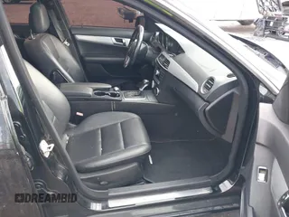 2014 Mercedes-Benz C 250 Sport z VIN WDDGF4HB0EA957858, wystawiony jako IAAI lot #42253090 z przebiegiem 192 097 mil mil oraz . Historia ofert i sprzedaży dostępna na DreamBid. Obrazek 5.