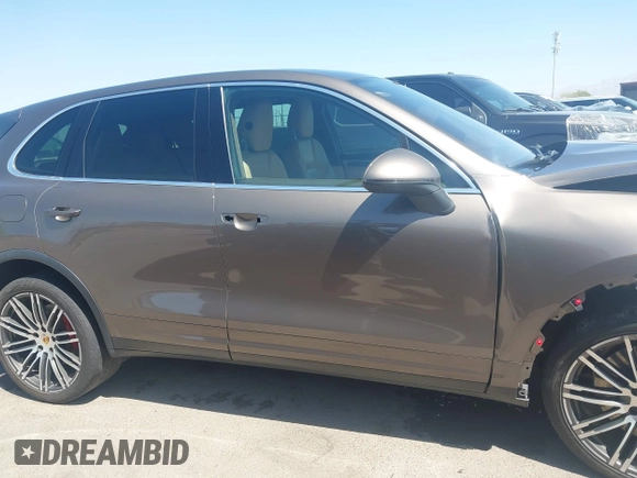 2015 Porsche Cayenne Turbo с VIN WP1AC2A27FLA82984, выставлен на аукционе IAAI как лот 42290464 с пробегом 114 185 миль миль и . История ставок и продаж доступна на DreamBid. Изображение 14.