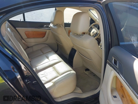 2011 Lincoln MKS z VIN 1LNHL9DR0BG601602, wystawiony jako IAAI lot #41993162 z przebiegiem 121 206 mil mil oraz . Historia ofert i sprzedaży dostępna na DreamBid. Obrazek 8.