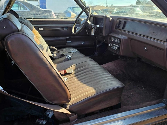 1983 GMC Caballero z VIN 1GTCW8092DR501014, wystawiony jako Copart lot #47653195 z przebiegiem 139 239 mil mil oraz Czysty tytuł • Clean title. Historia ofert i sprzedaży dostępna na DreamBid. Obrazek 6.
