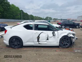 2011 Scion tC z VIN JTKJF5C75B3010638, wystawiony jako IAAI lot #42127293 z przebiegiem 149 320 mil mil oraz . Historia ofert i sprzedaży dostępna na DreamBid. Obrazek 14.